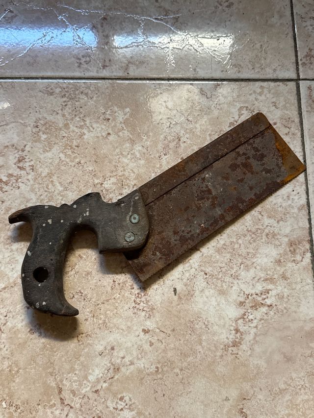 Sierra antigua de mano