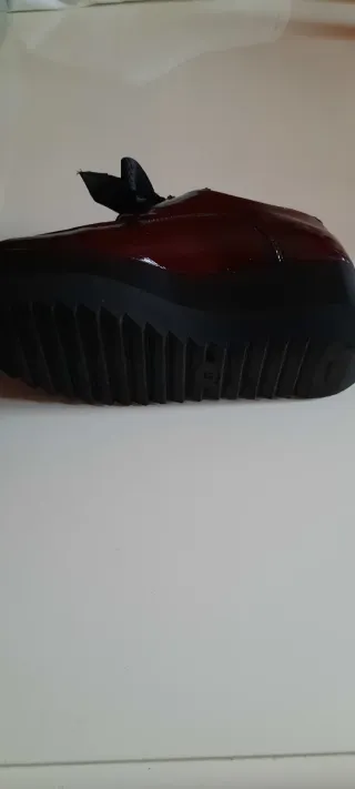 Scarpe vernice bordeaux con fiocco