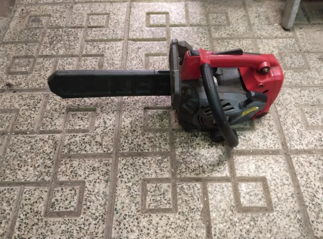 Motosierra roja y negra