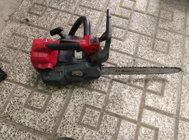 Motosierra roja y negra