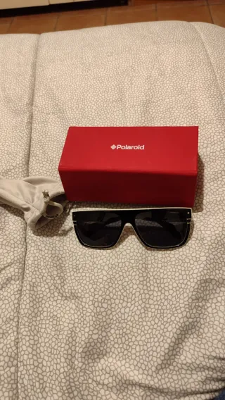 Occhiali da sole Polaroid neri e bianchi