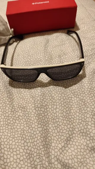 Occhiali da sole Polaroid neri e bianchi