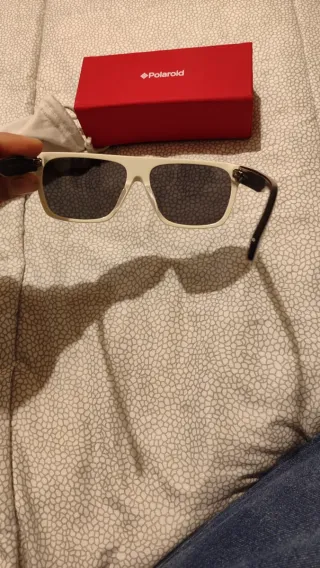 Occhiali da sole Polaroid neri e bianchi