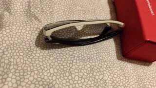 Occhiali da sole Polaroid neri e bianchi