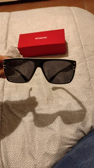 Occhiali da sole Polaroid neri e bianchi