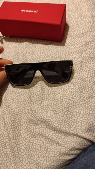 Occhiali da sole Polaroid neri e bianchi