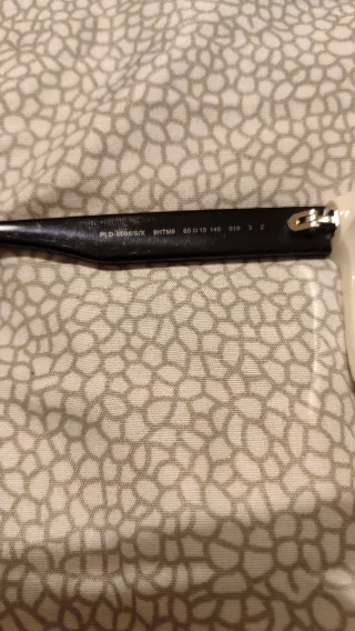 Occhiali da sole Polaroid neri e bianchi