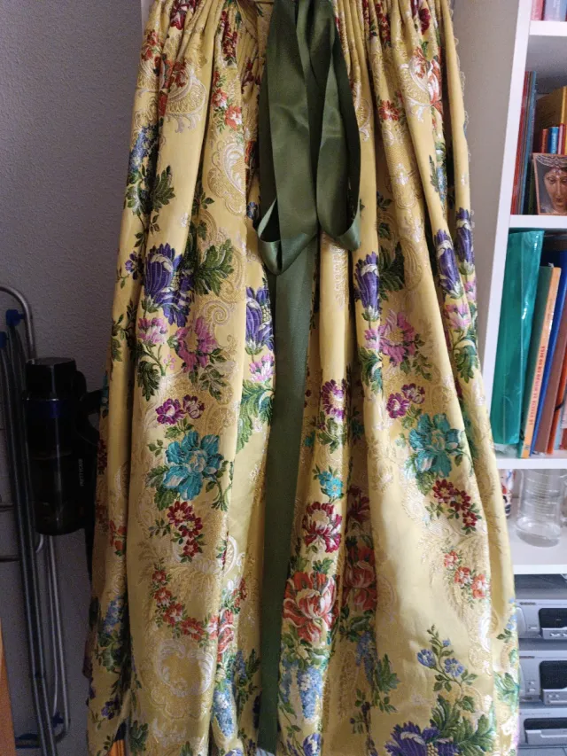 Traje de Fallera con Manteletas y Zapatos