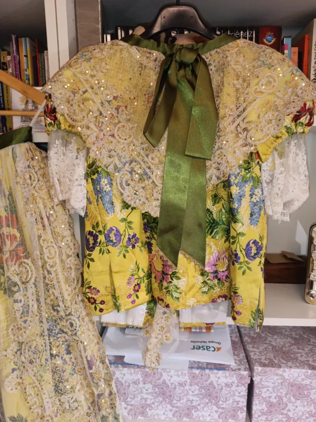 Traje de Fallera con Manteletas y Zapatos