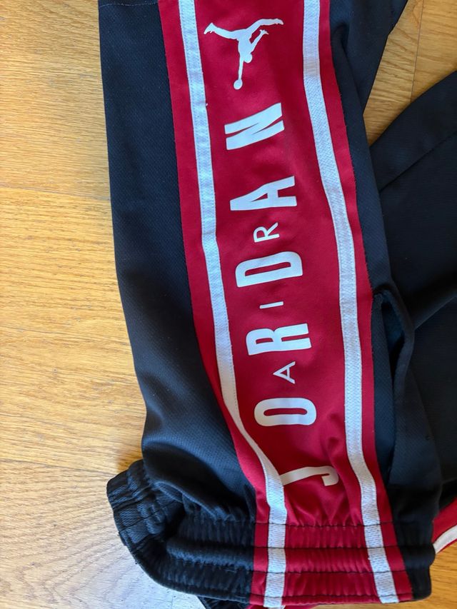 Pantalón Jordan corto negro y rojo