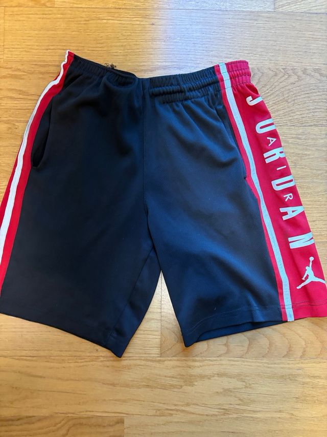 Pantalón Jordan corto negro y rojo
