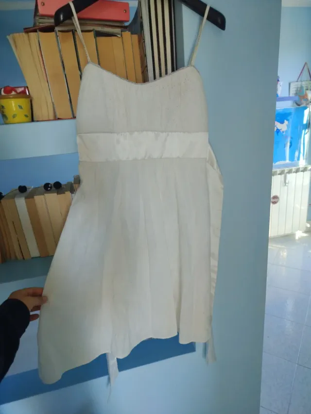 Abito bianco di cotone ricamato stile impero