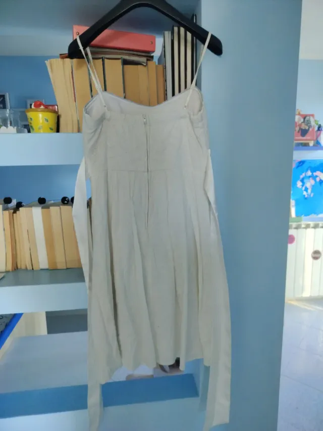 Abito bianco di cotone ricamato stile impero