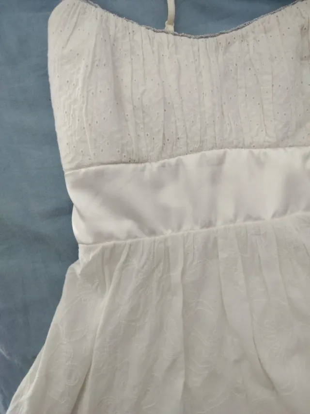 Abito bianco di cotone ricamato stile impero