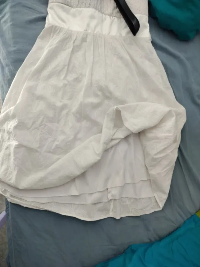 Abito bianco di cotone ricamato stile impero