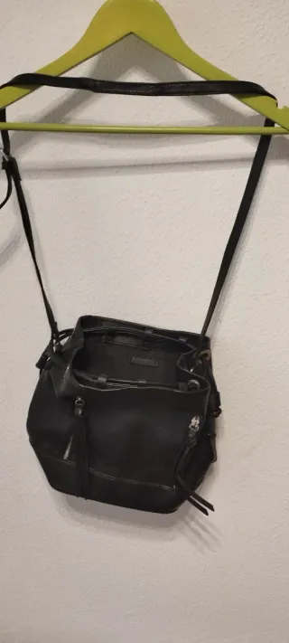 Bolso negro con cremalleras