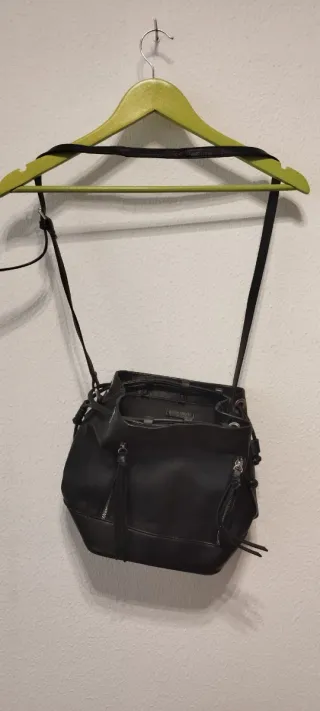 Bolso negro con cremalleras