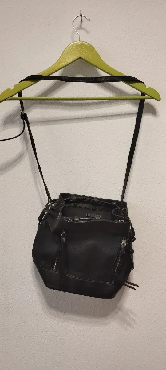 Bolso negro con cremalleras