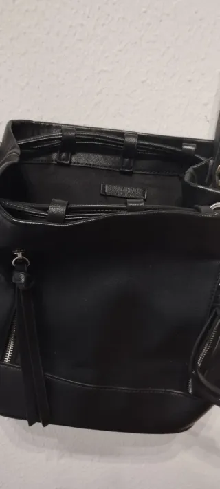 Bolso negro con cremalleras