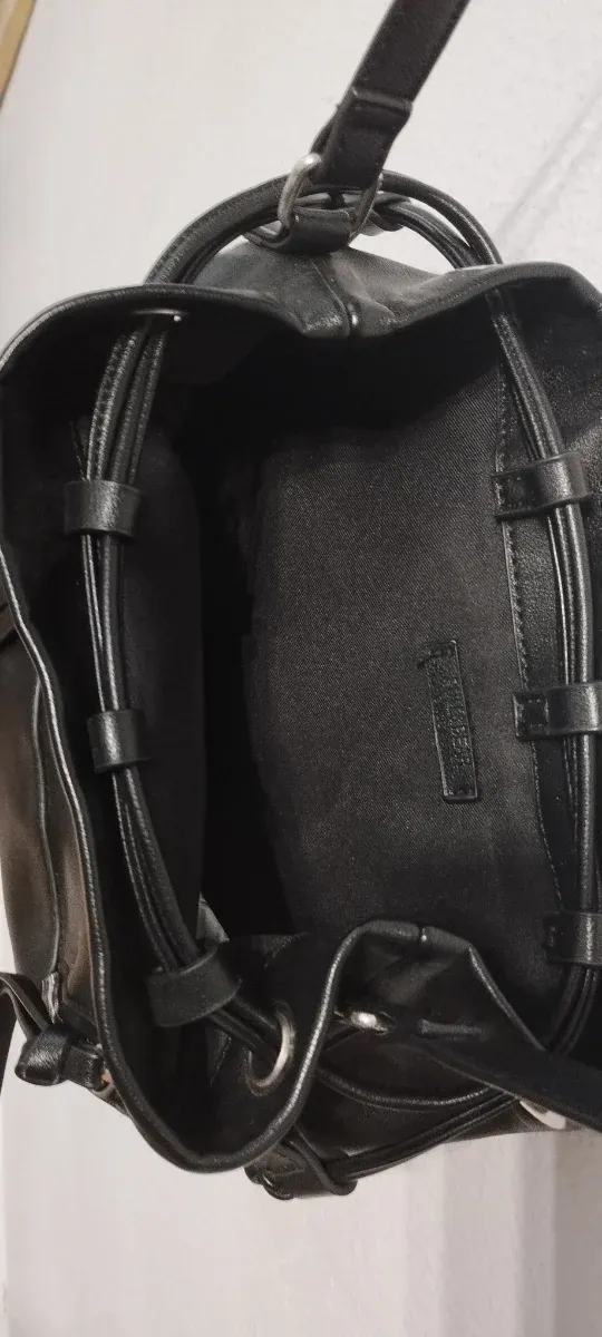 Bolso negro con cremalleras