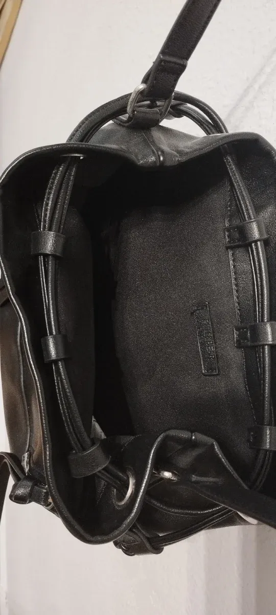 Bolso negro con cremalleras