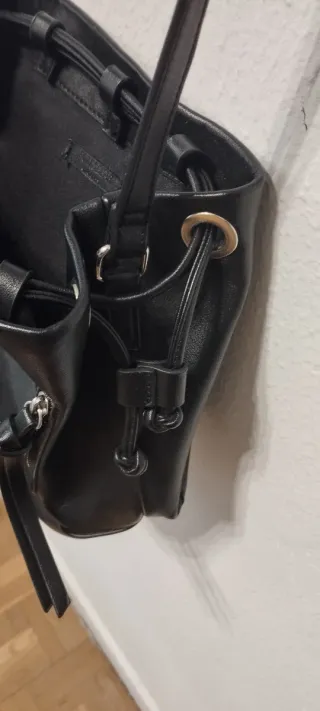 Bolso negro con cremalleras