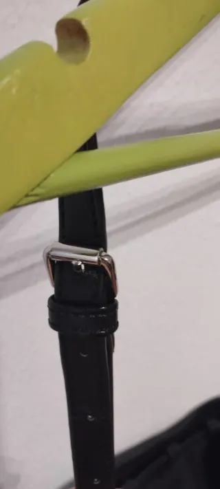 Bolso negro con cremalleras