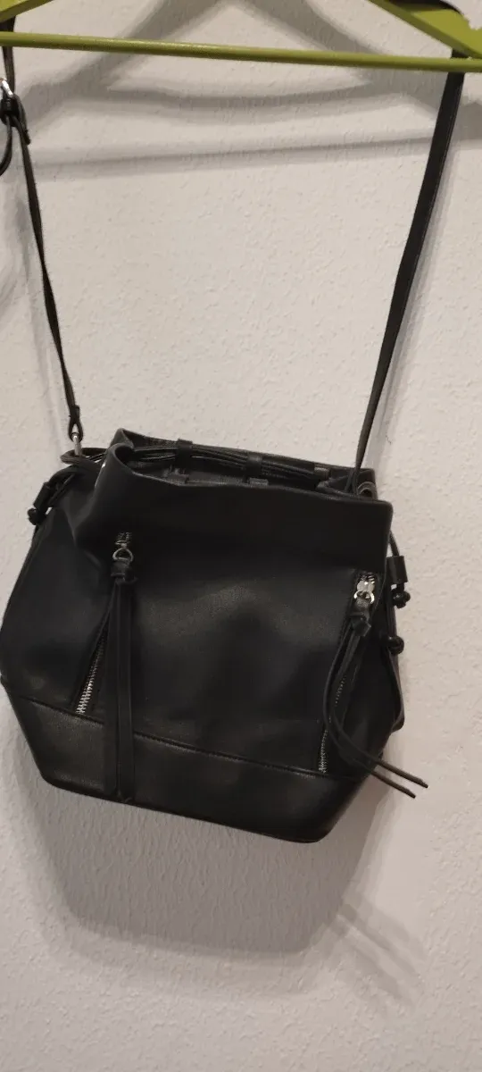 Bolso negro con cremalleras