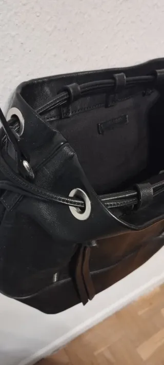 Bolso negro con cremalleras