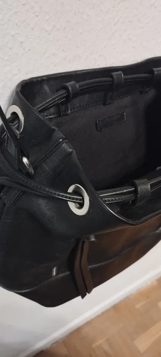 Bolso negro con cremalleras