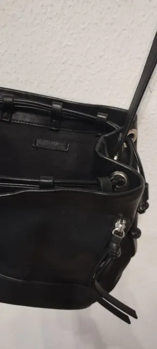 Bolso negro con cremalleras