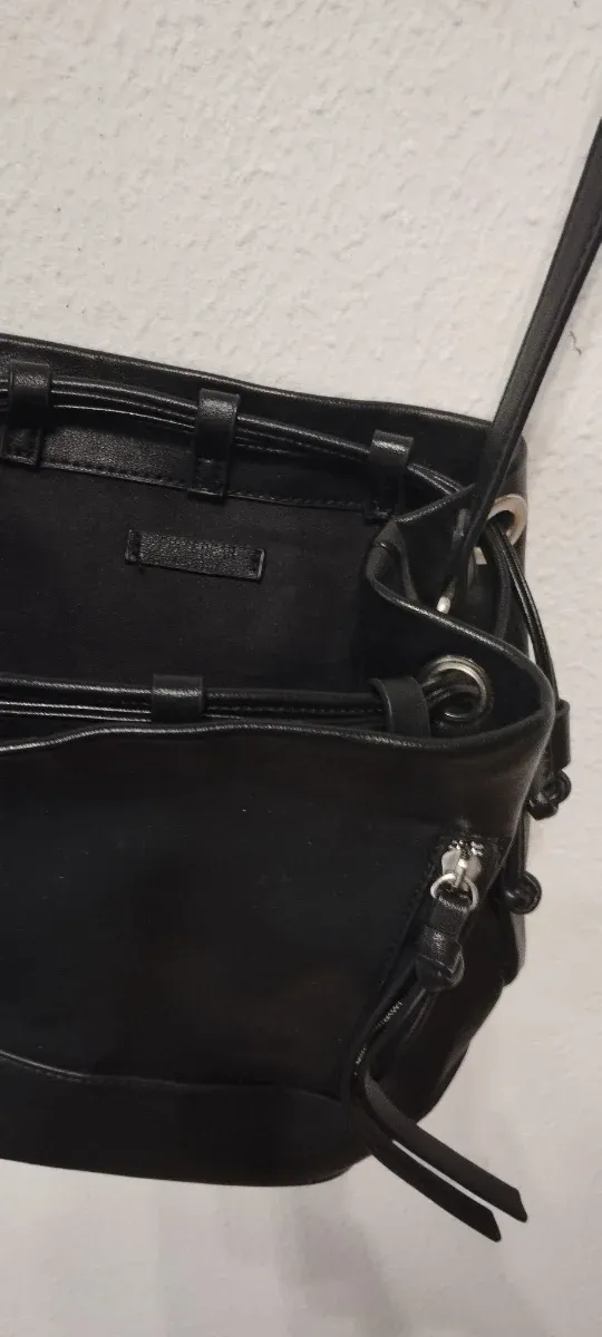 Bolso negro con cremalleras