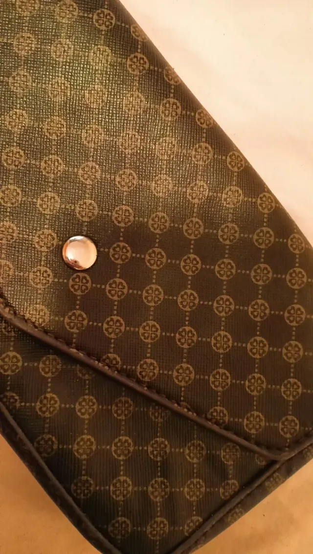 Bolso de mano con cadena