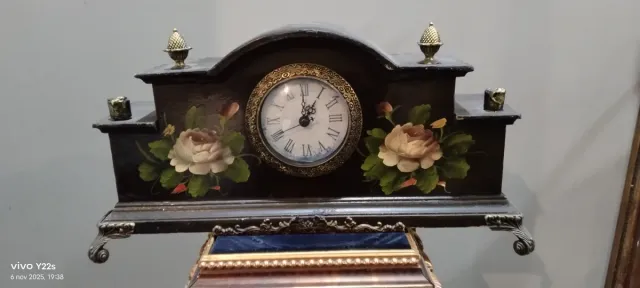 Reloj de mesa antiguo decorado con flores .