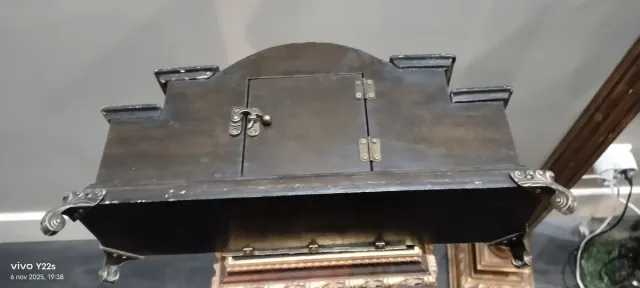 Reloj de mesa antiguo decorado con flores .