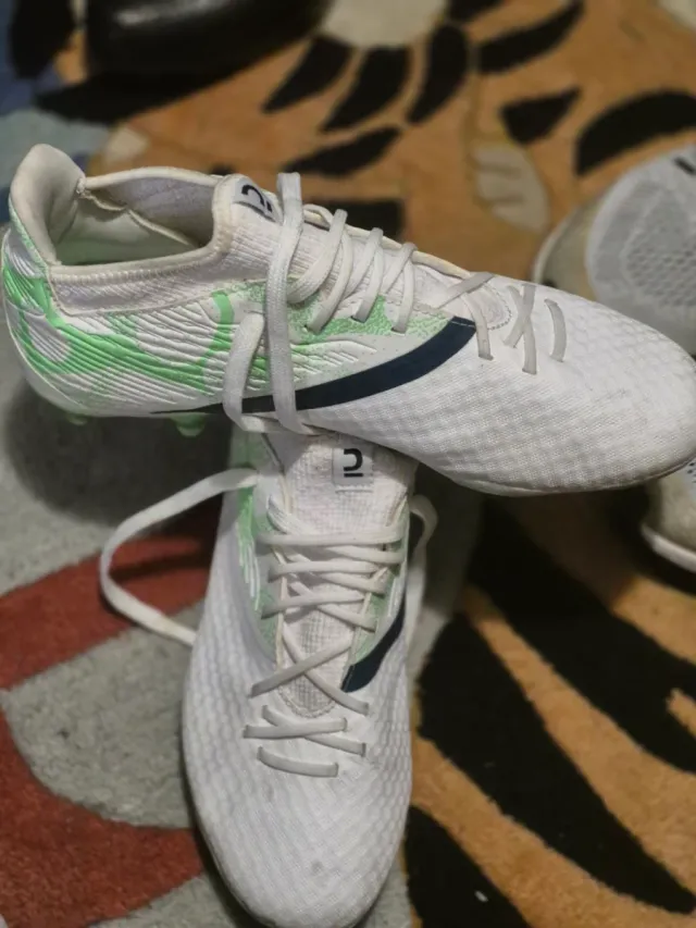 Zapatillas deportivas blancas y verdes
