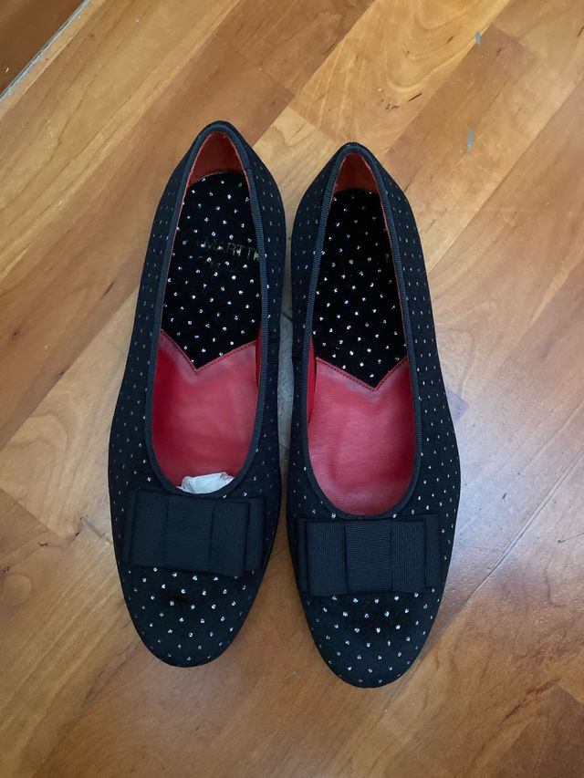 Zapatos de terciopelo negros con piedras