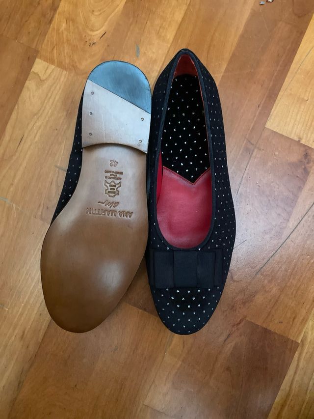 Zapatos de terciopelo negros con piedras