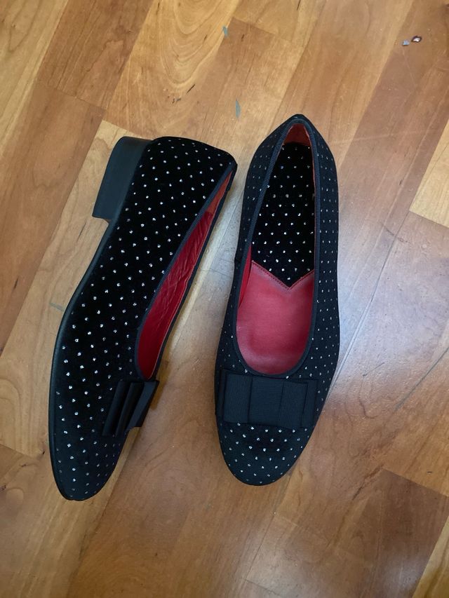 Zapatos de terciopelo negros con piedras