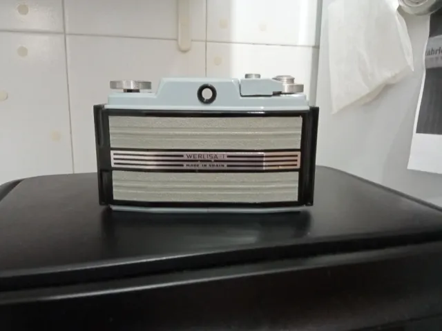 Cámara analógica vintage con funda