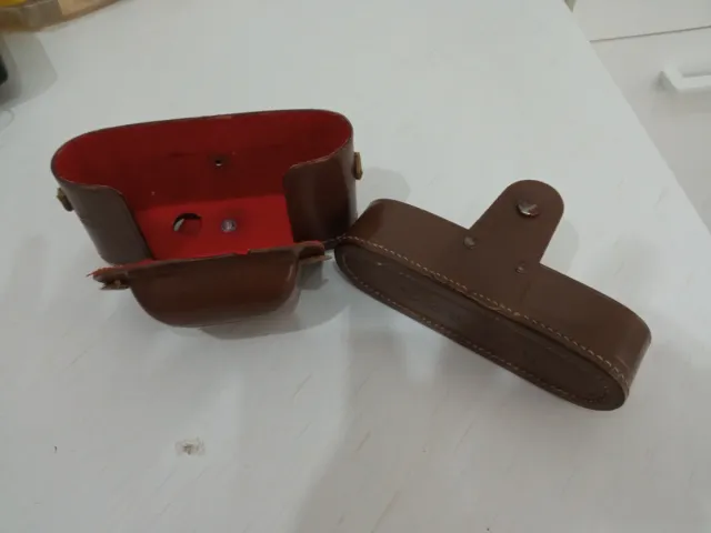 Cámara analógica vintage con funda