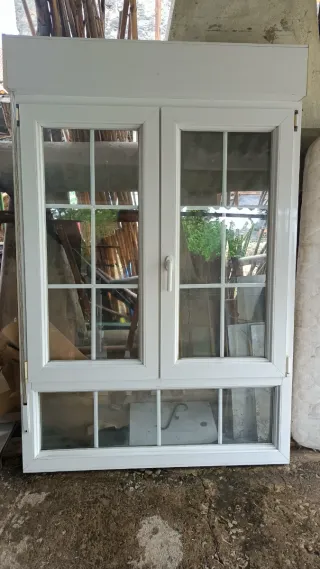 Ventana blanca de aluminio.