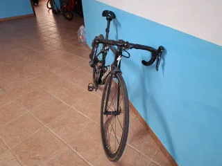 Bicicleta de carretera Specialized negra