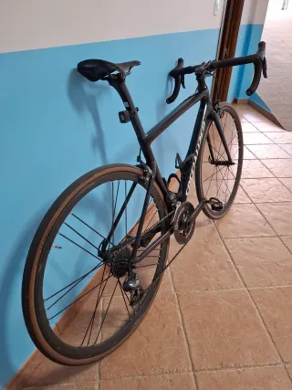 Bicicleta de carretera Specialized negra