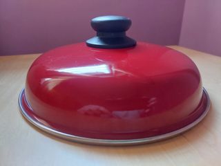 Tapa de olla roja con asa negra