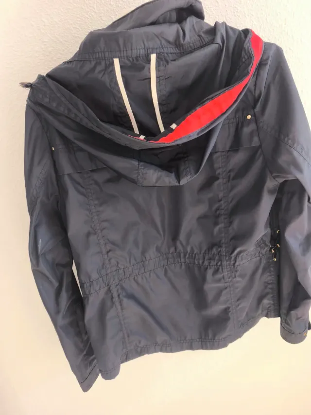 Chaqueta azul con detalles dorados