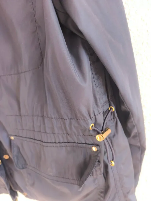 Chaqueta azul con detalles dorados