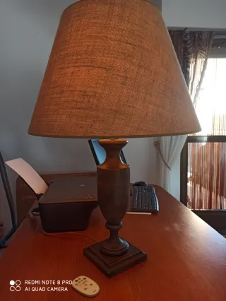 Lámpara de mesa madera y tela