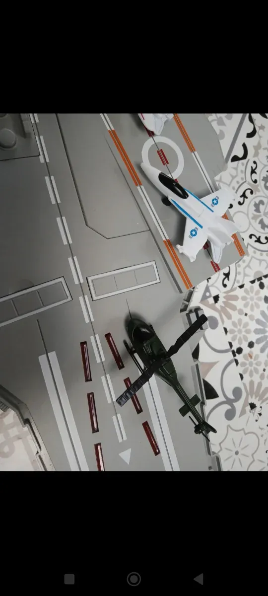 Portaaviones de juguete con aviones,luces y sonido