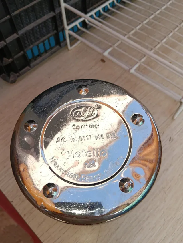 Tetera de metal plateada